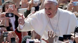 بابا الفاتيكان انفجر بالضحك بشكل عفوي بعد سرقة قلنسوته- جيتي