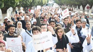 قال المنسق الوطني للأطباء الداخليين والمقيمين، أمين الخدير، إن "مسيرة اليوم تأتي تنديدا للاستهتار بصحة المواطنين" - عربي21