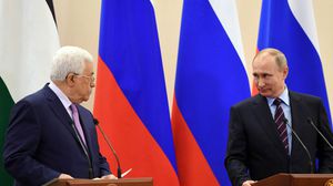 عباس التقى الرئيس الروسي مؤخرا على هامش مؤتمر دولي في كازاخستان- جيتي