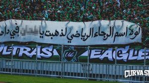 رفعت جماهير النسر الأخضر "لافتة مهينة" ضد المدرب التونسي فوزي البنزرتي- فيسبوك