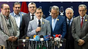 العثماني رئيس الحكومة المغربية يتوسط أحزاب الأغلبية ـ فيسبوك