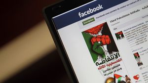 إدارة "فيسبوك" أغلقت الأسبوع الماضي صفحة لعائلة الشهيد المطارد أحمد نصر جرار- جيتي 