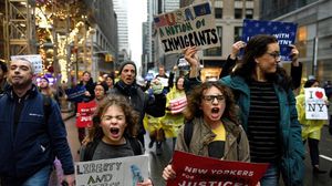 احتجاج ضد قرارات ترامب بشأن المهاجرين- تويتر