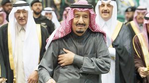 الملك سلمان أدى رقصة العرضة بحضور أمراء سعوديين كانوا محتجزين في الريتز كارلتون- تويتر