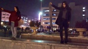 نشرت في مواقع التواصل الاجتماعي صور لنساء حاسرات الرؤوس بينما حجابهن معلق على عصا للاحتجاج- تويتر