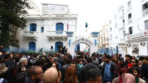 عاشت تونس على وقع إضراب نظمه الصحفيون، الجمعة، مع وقفة احتجاجية تحت شعار "الصحافة التونسية في غضب"- الأناضول