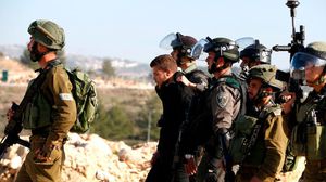 وخلال اقتحام قوات الاحتلال بلدة سبسطية شمالي نابلس، أصيب عدد من الفلسطينيين بحالات اختناق- جيتي