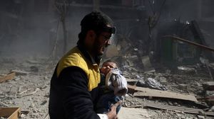 عامل إغاثة ينتشل طفلا من تحت الأنقاض في الغوطة- تويتر