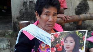 والدة القتيلة الفلبينية في الكويت تحمل صورتها بعد وصول جثتها إلى مانيلا- تويتر
