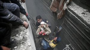 السوريون يضطرون للبقاء مع جثث أقاربهم في مكان واحد لأن شدة القصف تمنعهم من الخروج لدفنهم - رويترز