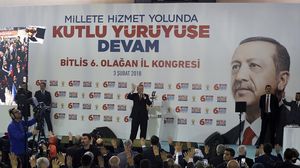أردوغان وجه انتقادات للبرلمان الأوروبي لارتداء بعض نوابه وشاح يحمل شعارات تنظيم "بي كا كا" - الأناضول