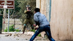 أشارت الصحيفة إلى أن الشاب الفلسطيني قد تمكن من الانسحاب من المكان- الأناضول