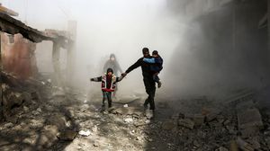 عشرات الأطفال قتلوا في الغارات التي يواصلها نظام الأسد على غوطة دمشق منذ أيام- جيتي 
