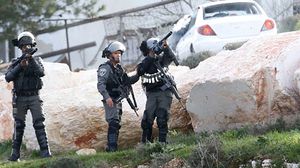 تشن قوات الاحتلال الإسرائيلي مداهمات واقتحامات شبه يومية لمنازل المواطنين في الضفة الغربية- جيتي