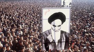 مع الاحتجاجات المناهضة للنظام في جميع أنحاء إيران تصاعد الجدل حول اللوحة التي تحتوي على صورة للخميني ونصّين بالفرنسية والفارسية حول ذكرى إقامته- جيتي