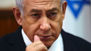 ذكرت الصحيفة أن نتنياهو "كإسرائيلي مشبوه بالأعمال الجنائية، يكافح في سبيل براءته"- جيتي