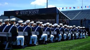 طلاب في أكاديمية "ويست بوينت" العسكرية الأميركية في حفل تخرّج في أيار/مايو 2017