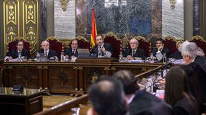يترقب آلاف الكتالونيين المناصرين لفكرة الانفصال مجريات المحاكمة شمال شرق البلاد- جيتي 