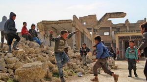 أكد الدفاع المدني السوري "الخوذ البيضاء" أن 5 أطفال أصيبوا في قصف المدرسة- جيتي