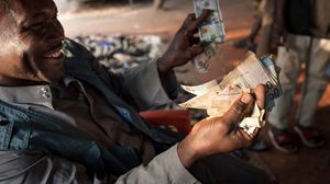  العملة السودانية تراجعت بأكثر من ثلاثة بالمئة إلى 465 جنيها للدولار في السوق السوداء- جيتي