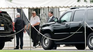 ترامب يلعب الجولف ويمارس المشي في البيت الأبيض- جيتي