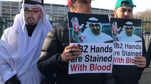رفع المحتجون لافتة كتب عليها بالإنجيزية "ابن زايد يداه ملطختان بالدماء"