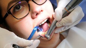 أنفق الأمريكيون سنة 2015 أكثر من 11 مليار دولار على مختلف طرق ومنتجات تبييض الأسنان الطبية - غيتي