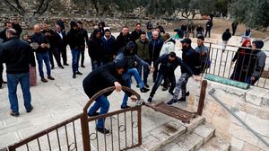 مقدسيون يحطمون البوابة التي أغلقها الاحتلال بباب الرحمة- جيتي