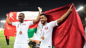 رفع القطريون علم عمان بعد الفوز في المباراة - أرشيفية