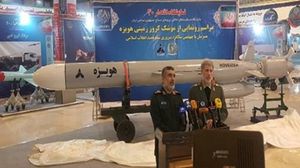 وزير الدفاع الإيراني خلال إزاحة الستار عن الصاروخ الجديد بعيد المدى- فارس