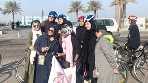 نحو 500 فتاة سعودية شاركن في ممارسة رياضة الدراجات الهوائية- عكاظ
