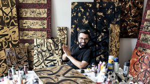 الفنان التركي يستخدم الخط العربي وزخارفه بشكل كبير في لوحاته- جيتي