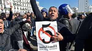تابع المغاربة باهتمام كبير الااحتجاجات الشعبية الرافضة للعهدة الخامسة للرئيس الجزائري، عبد العزيز بوتفليقة- جيتي