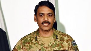 المتحدث باسم الجيش الباكستاني قال إن ضابطين باكستانيين يواجهان أيضا تهمة التخابر- أرشيفية 