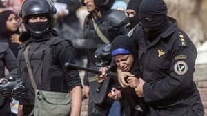 ضابط في الشرطة المصرية خلال اعتقال طالبة جامعية عقب الانقلاب- أ ف ب (أرشيفية)