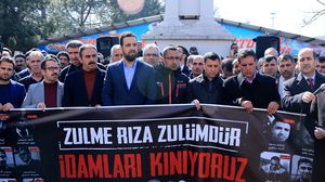 نظمت نقابة الموظفين في تركيا عدة وقفات احتجاجية للتنديد بتنفيذ أحكام الإعدام بمصر- الأناضول