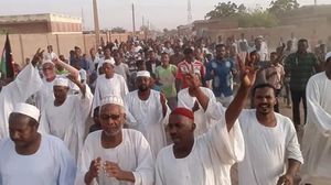 يشهد السودان تظاهرات احتجاجية منذ ديسمبر  الماضي وصلت حد المطالبة بتنحي البشير- تويتر