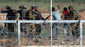 تداولت مواقع عبرية صورة لمجموعة من الجنود الإسرائيليين يحاصرون الشبان الفلسطينيين قبل اعتقالهم- جيتي