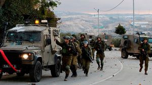 اندلعت مواجهات بين قوات الاحتلال الإسرائيلي وفلسطينيين في بلدة الخضر جنوبي بيت لحم- جيتي