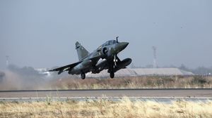 وزارة الجيوش الفرنسية قالت إن طائرات من طراز ميراج 2000 شنت ضربات ضد قوات قادمة من ليبيا- جيتي 