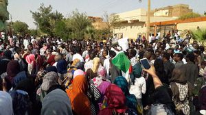 ناشطون قالوا إن قوات الأمن فرقت التظاهرات التي خرجت في مناطق بالخرطوم- جيتي 