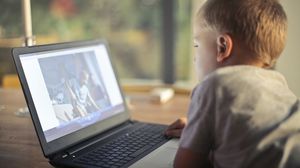 وقت عرض الشاشة للأطفال دون سن الثانية تضاعف أكثر من الضعفين خلال 17 عاما
