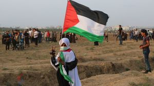 الفلسطينيون مستمرون في مسيرات العودة في غزة على الحد الفاصل- عربي21