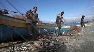 في الفترات العادية تواصل قوات الاحتلال الإسرائيلي اعتداءاتها على الصيادين بغزة- جيتي