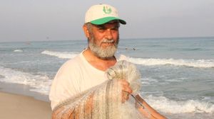 يقول "عاشق الصيد" إن زيارة البحر تزيل الحجم الأكبر من الهموم التي يحملها الفلسطيني المحاصر بغزة- عربي21