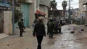 اعتقلت قوات الاحتلال 6 شبان بعد مداهمة منازلهم بمدينة رام الله- وفا