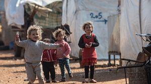 دعت تجمعات طبية وسياسية إلى التقليل ما أمكن من أعداد سكان المخيمات شمال سوريا- جيتي
