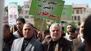 طالب المتظاهرون بإلغاء الاتفاقيات مع الاحتلال وآخرها اتفاق استيراد الغاز - (عربي21)
