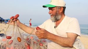 الحاج فريد النجار بدأ عمله في مهنة صيد السمك منذ أكثر من 35 عاما في غزة- عربي21