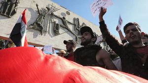 سيطرة الصدريين على بناية المطعم التركي وسط ساحة التحرير مكان الاحتجاجات في بغداد، أمس السبت- جيتي